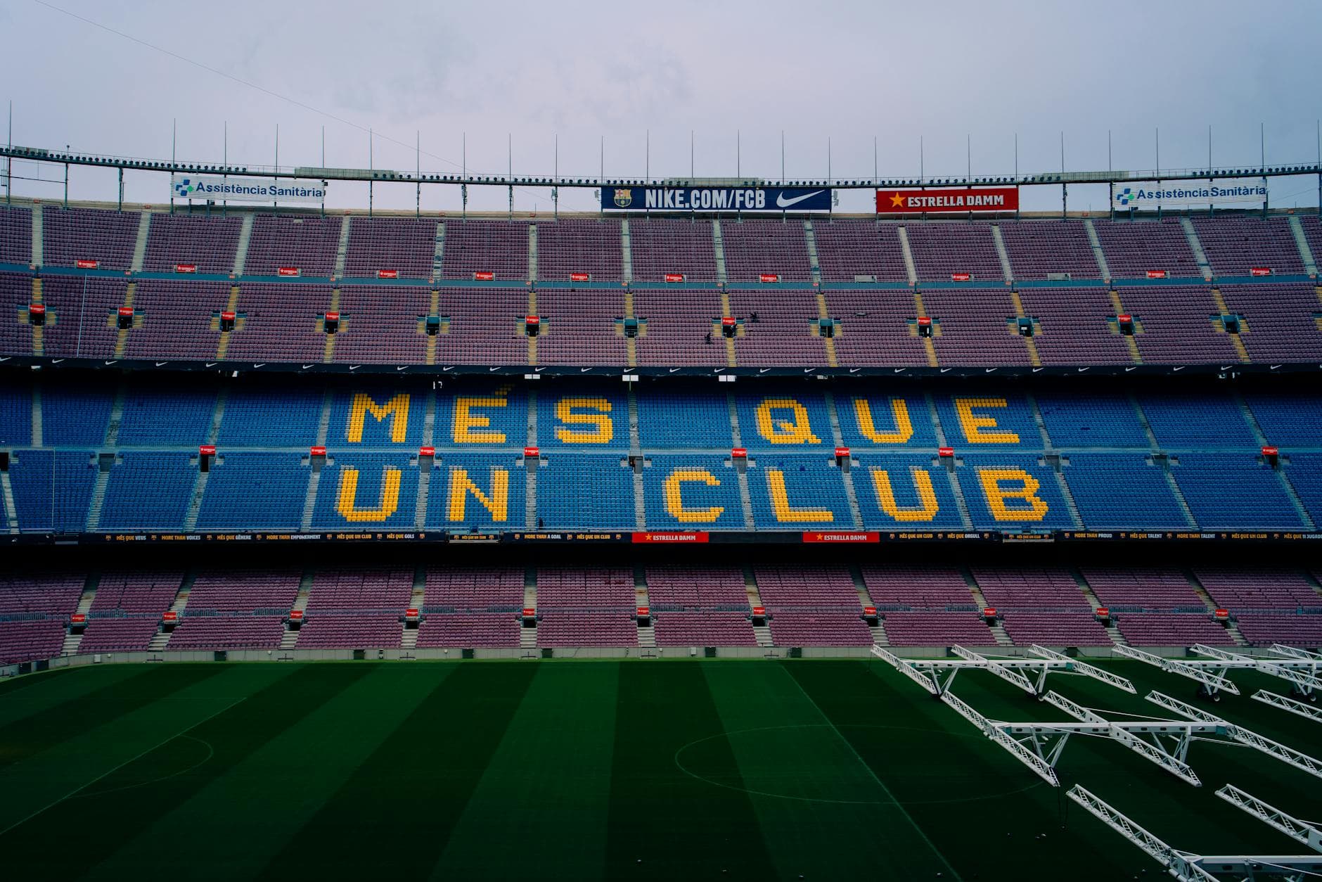 برشلونة يسقط برجل واحد قبل الإياب