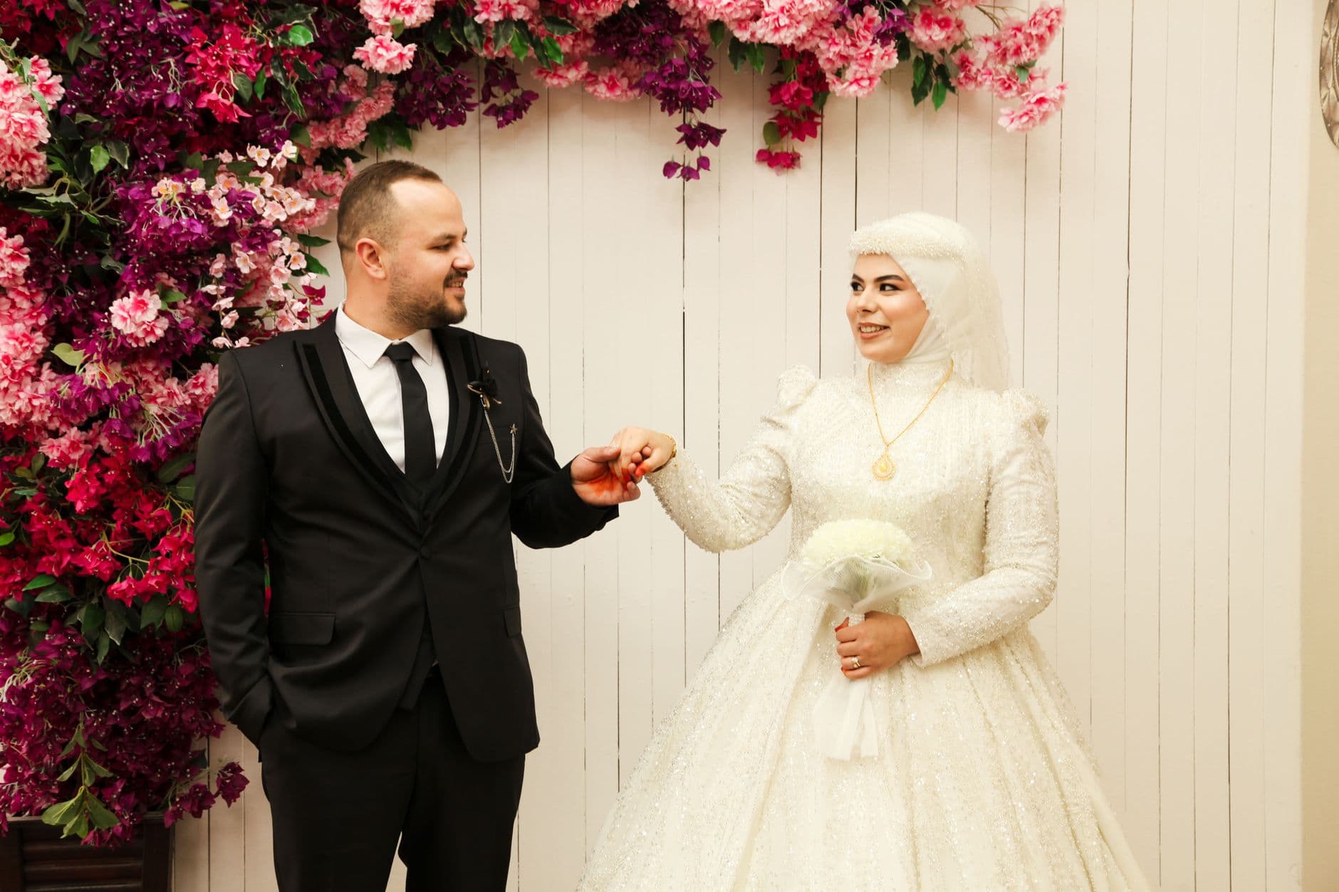 الشباب العربي يؤجل الزواج لـ 26 عامًا