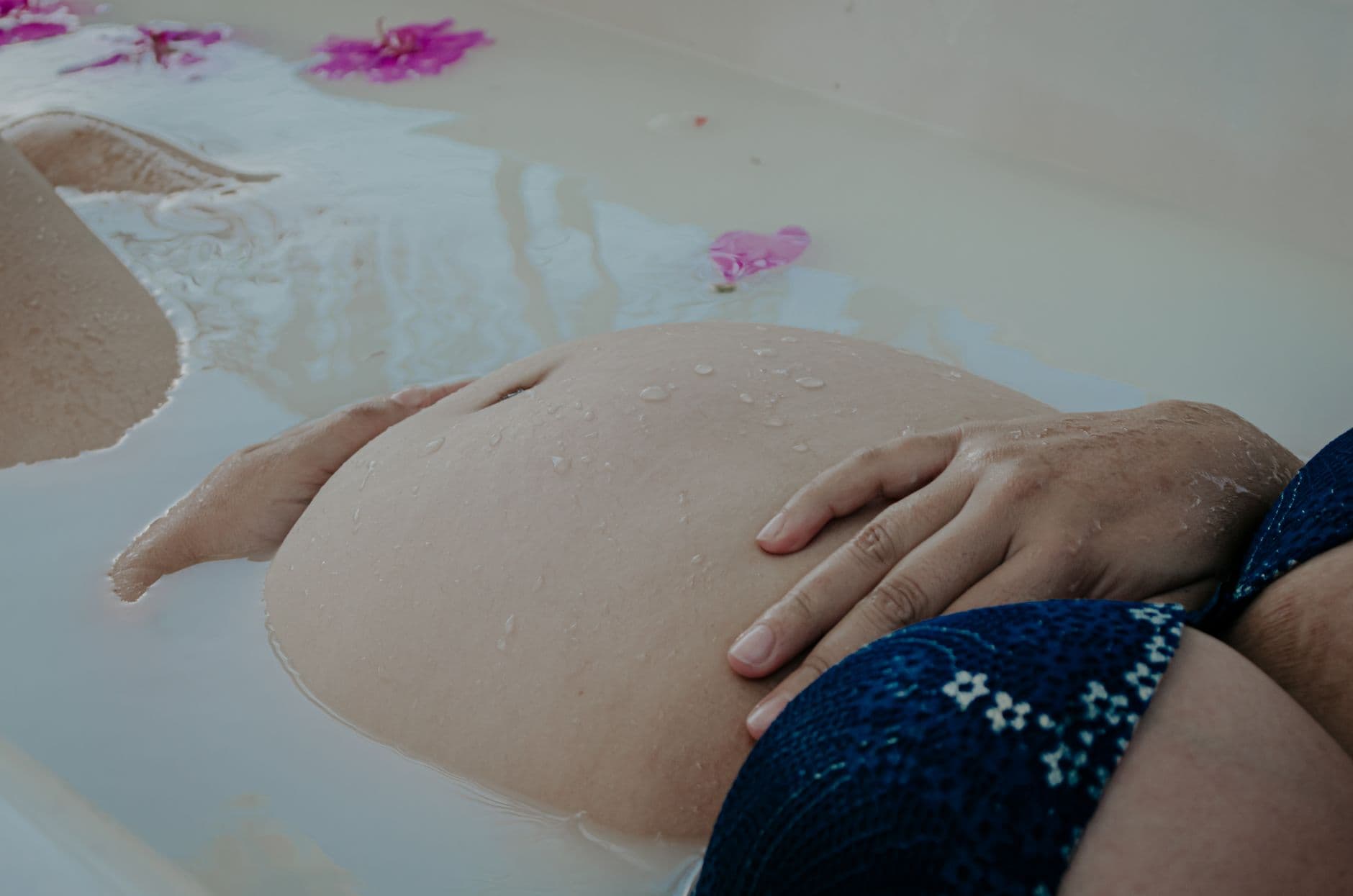 هل الاستحمام بماء ساخن يؤثر على الجنين؟