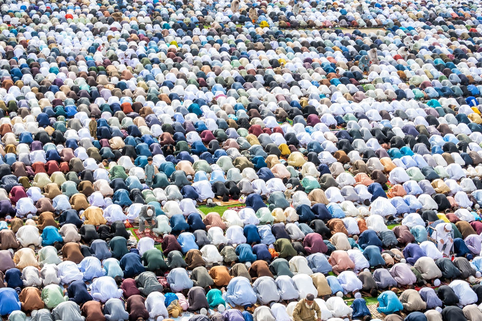اللامنتمون دينياً بالأرقام: عالم يتغير بعيداً عن الأديان المنظمة