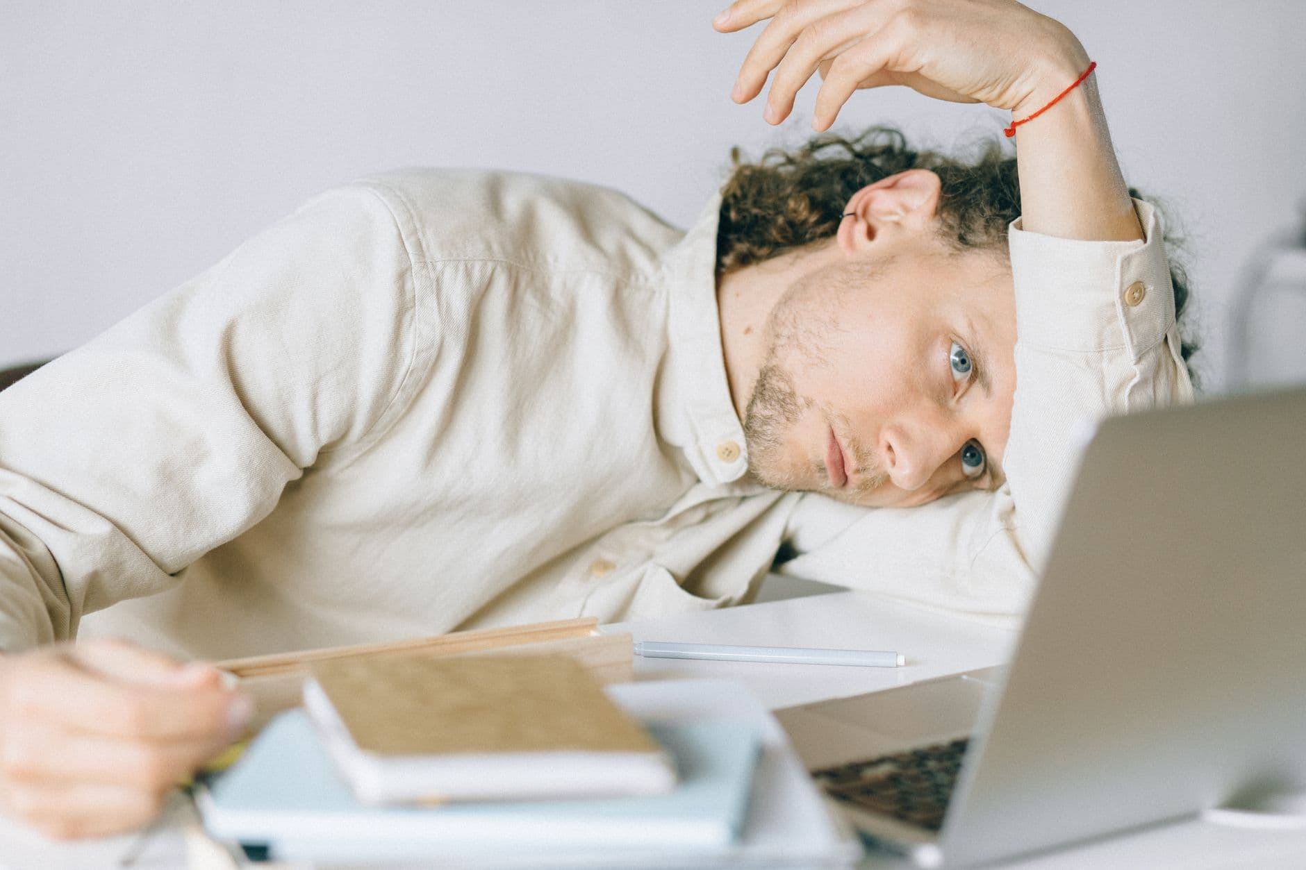 أسئلة شارحة: تحديات تشخيص وعلاج متلازمة التعب المزمن (Chronic Fatigue Syndrome)