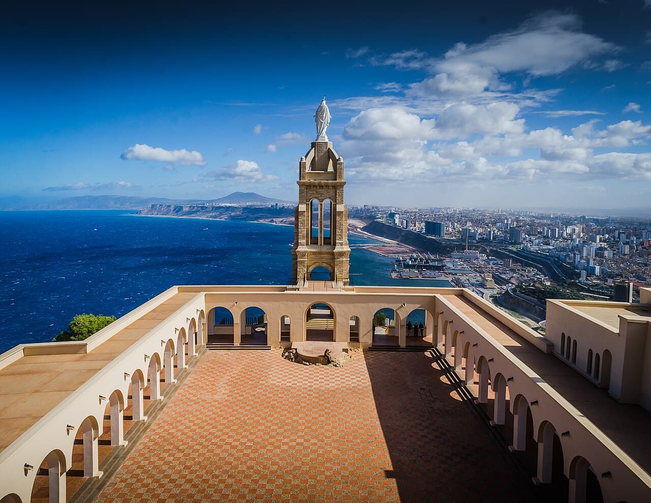 المغرب يفتتح محطة ضخمة لتحويل النفايات لكهرباء
