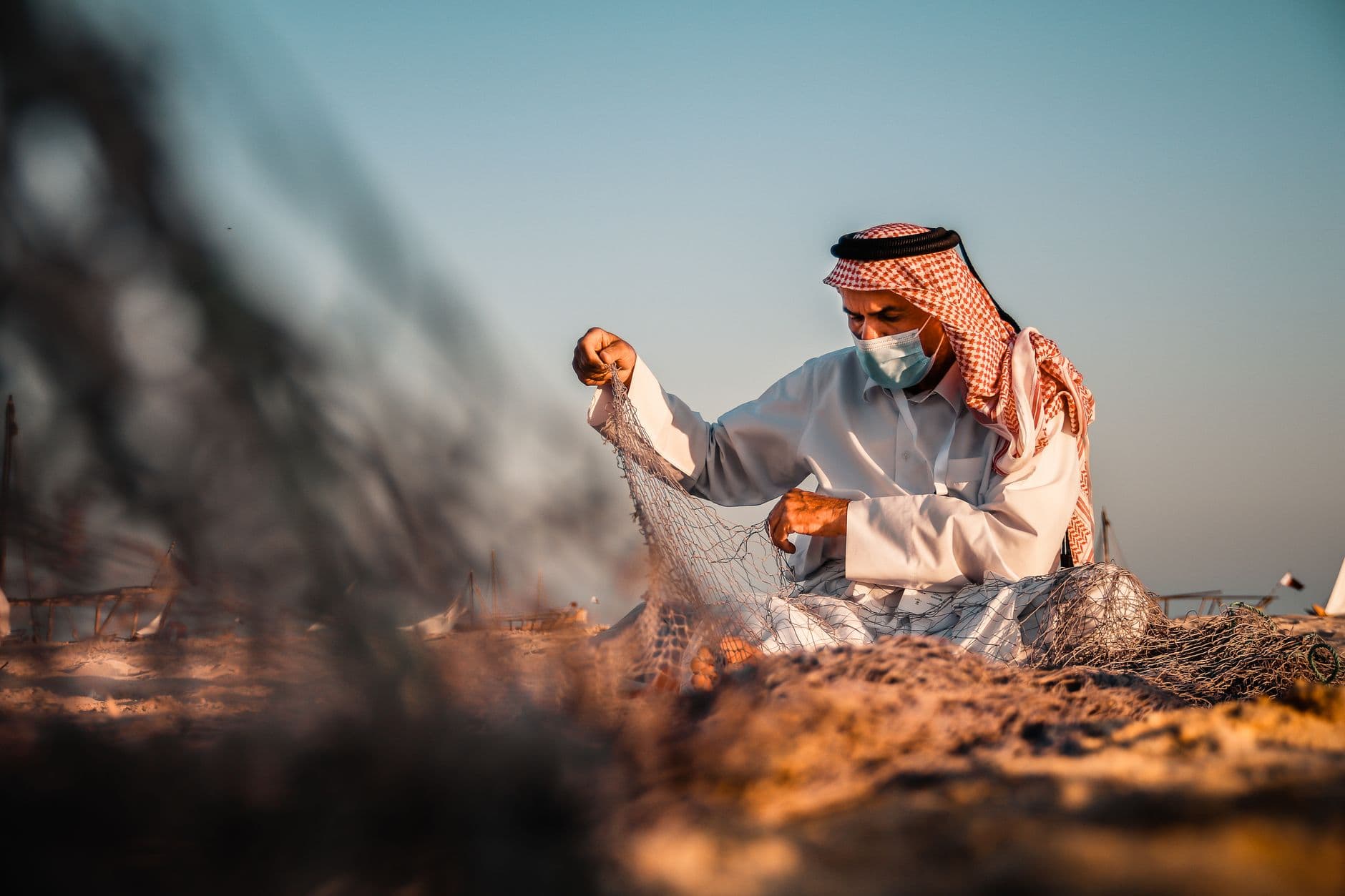 نظام الكفالة في الخليج: تطوراته وتحديات العمالة الوافدة من 1970 إلى 2026