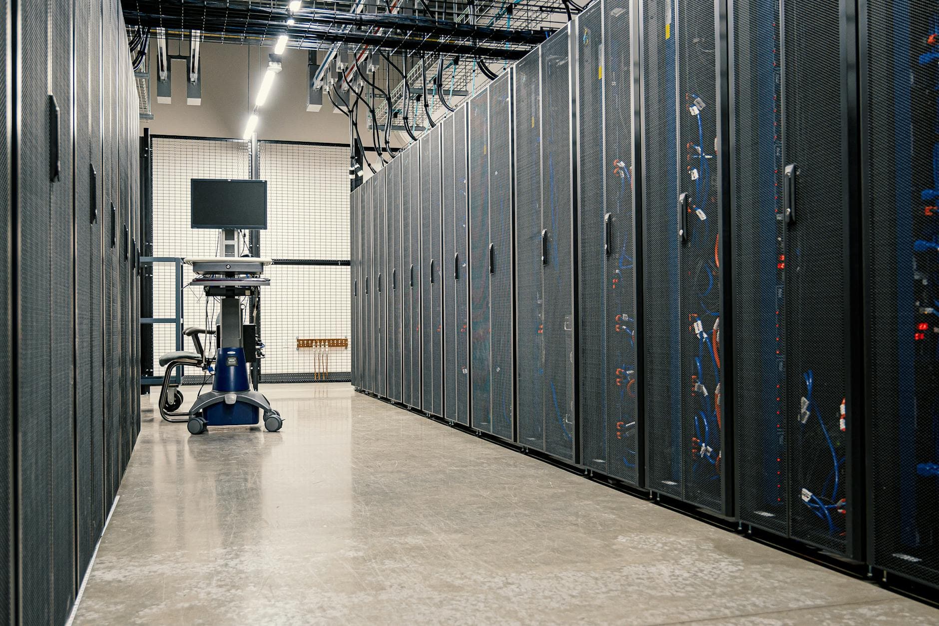 خوادم سحابية: أمازون AWS مقابل مايكروسوفت Azure بالأرقام والأداء