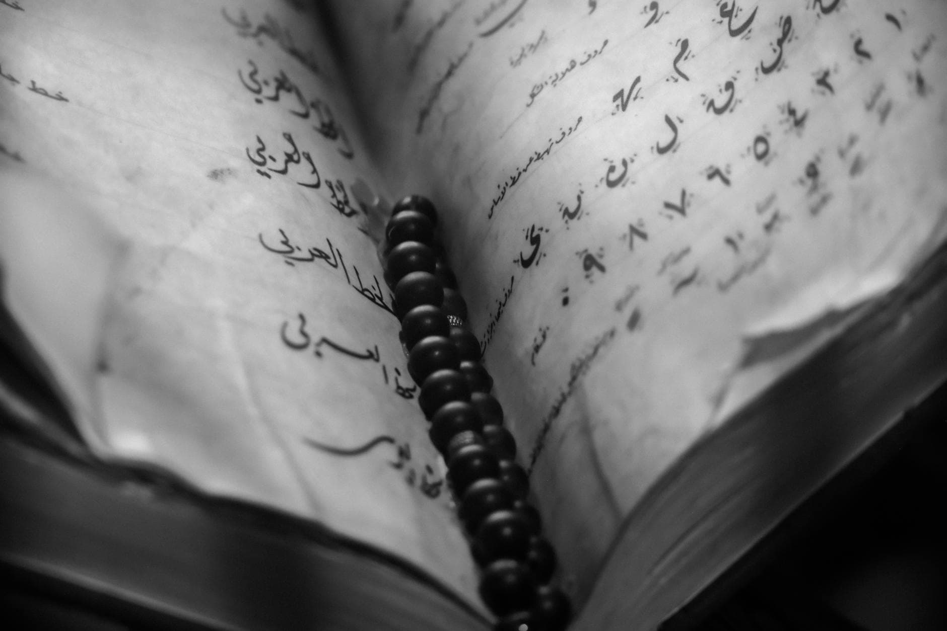 كيفية قراءة النصوص الأدبية القديمة: دليل عملي لفهم اللغة والسياق التاريخي