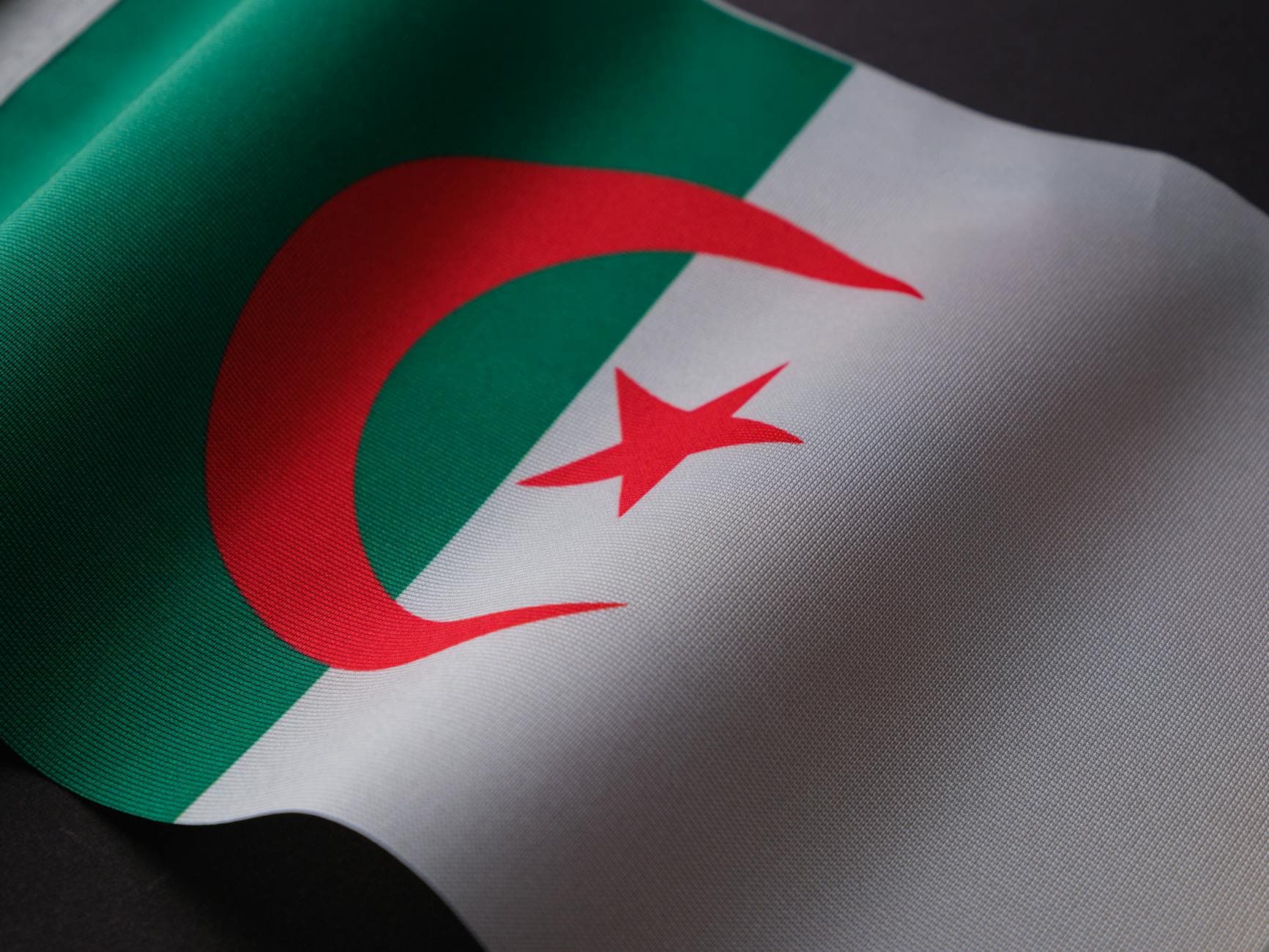 مقارنة بالأرقام: مؤشرات الحرية السياسية والديمقراطية بين تونس والجزائر
