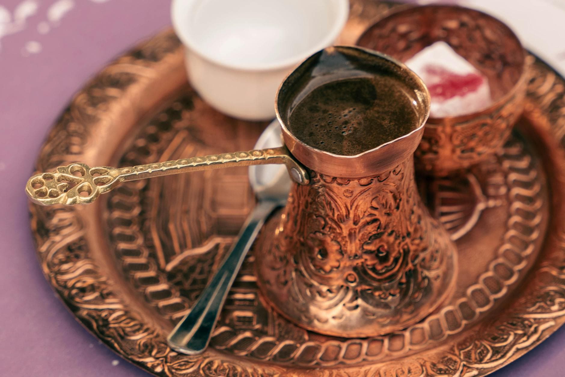 موجز: ثقافة القهوة العربية — من الموروث إلى الحداثة