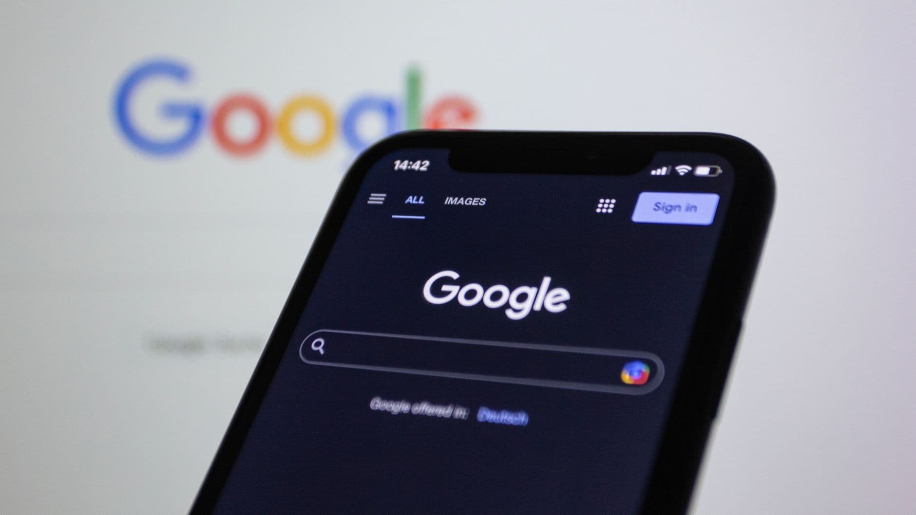 غوغل تخسر نوام شازير لمصلحة «أوبن إيه آي»