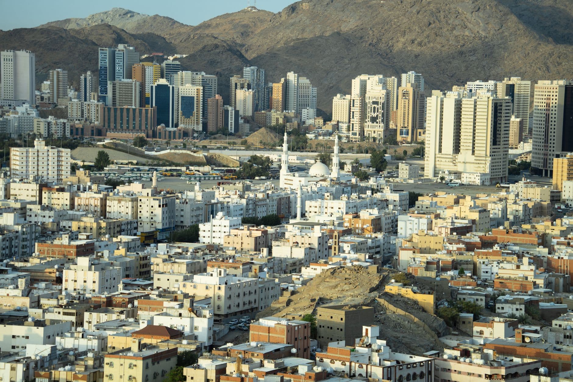 صناعة الترفيه في العالم العربي: من البدايات التقليدية إلى العصر الرقمي (القرن 7 ق.م - 2026)