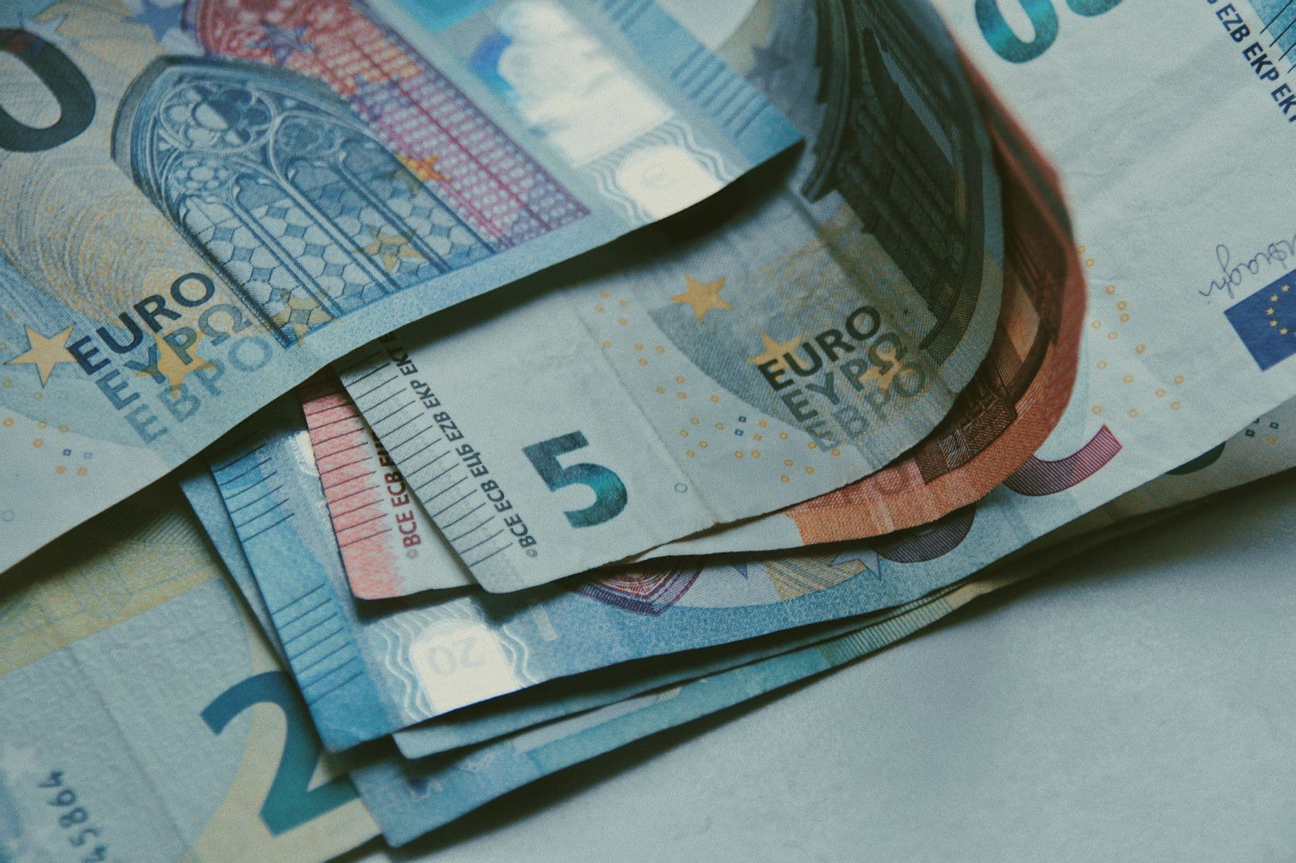 أكثر 10 دول عربية امتلاكاً للاحتياطيات الأجنبية (2024)