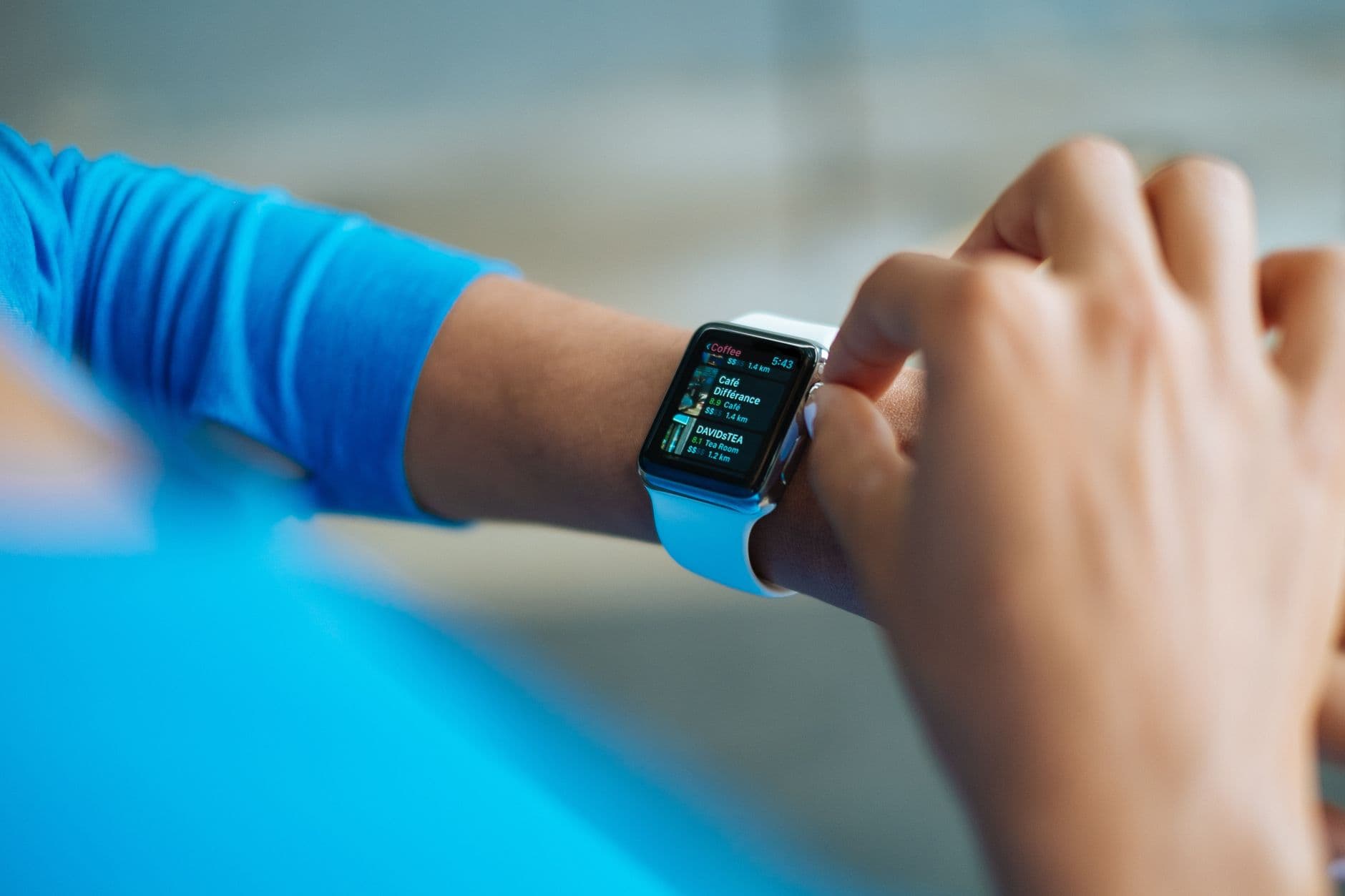 أسئلة شارحة: تأثير التكنولوجيا المرتدية (Wearable Technology) على الأداء الرياضي ورصد الصحة