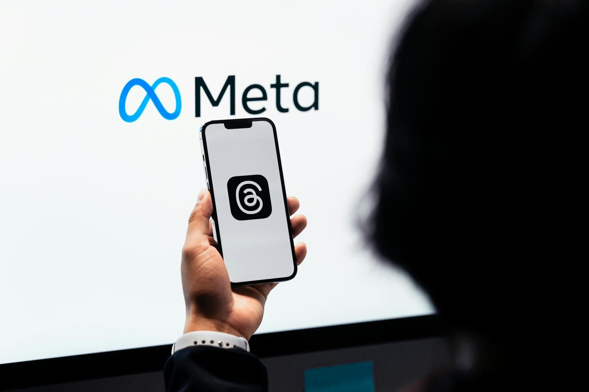 ميتا تسرح عشرة بالمئة من موظفيها للذكاء الاصطناعي