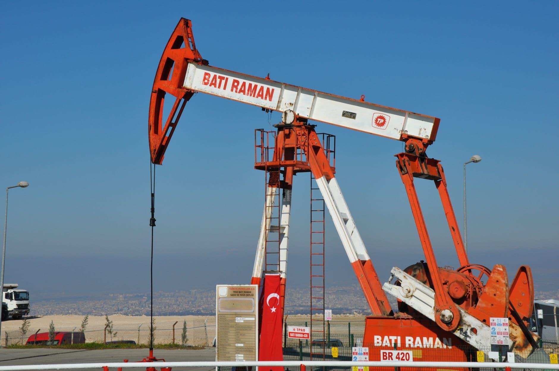 النفط يتراجع 2.69% بعد انفراجة هرمز
