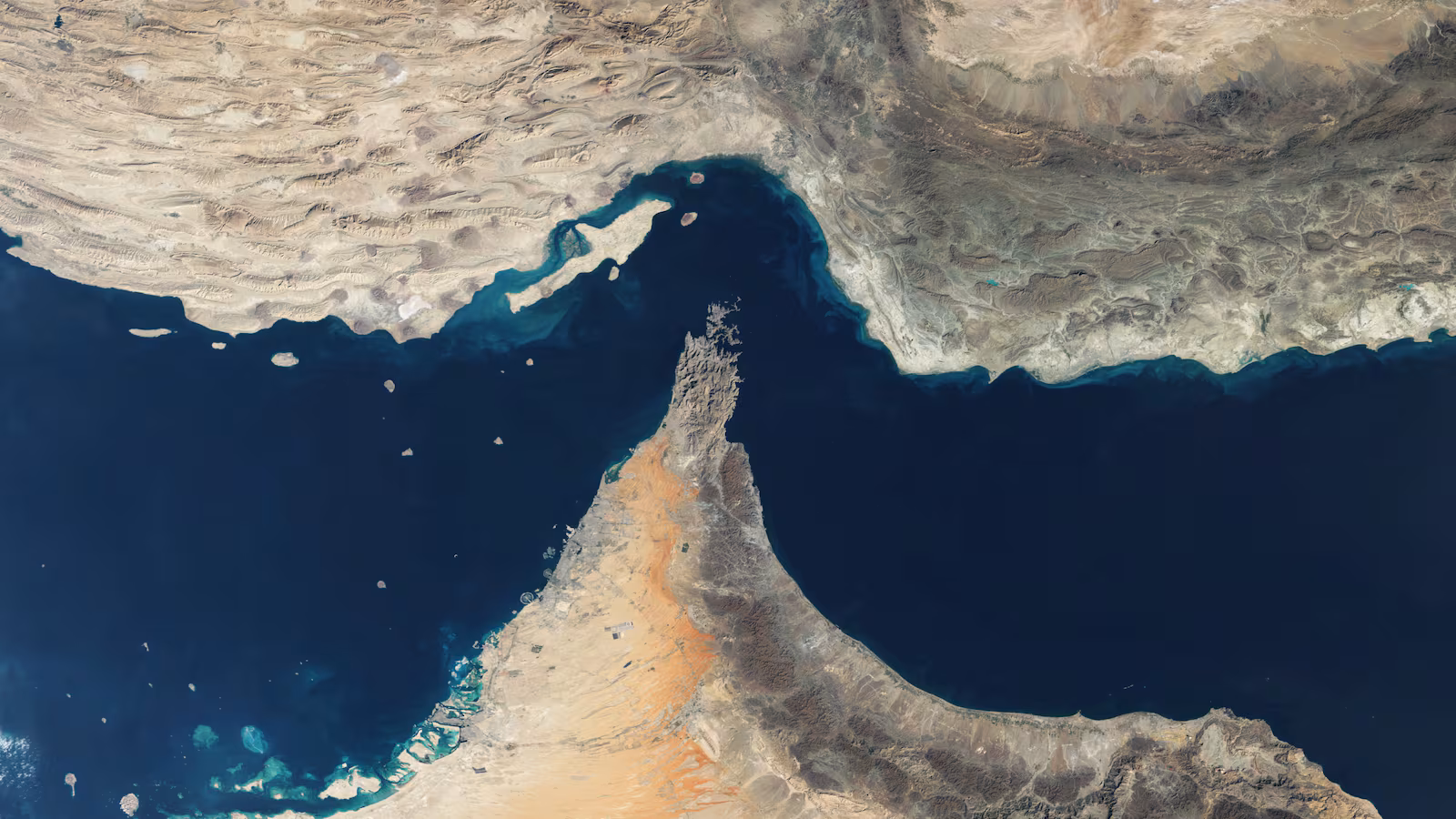 إيران تفرض نظام تصاريح جديد لعبور مضيق هرمز برسوم ملايين الدولارات