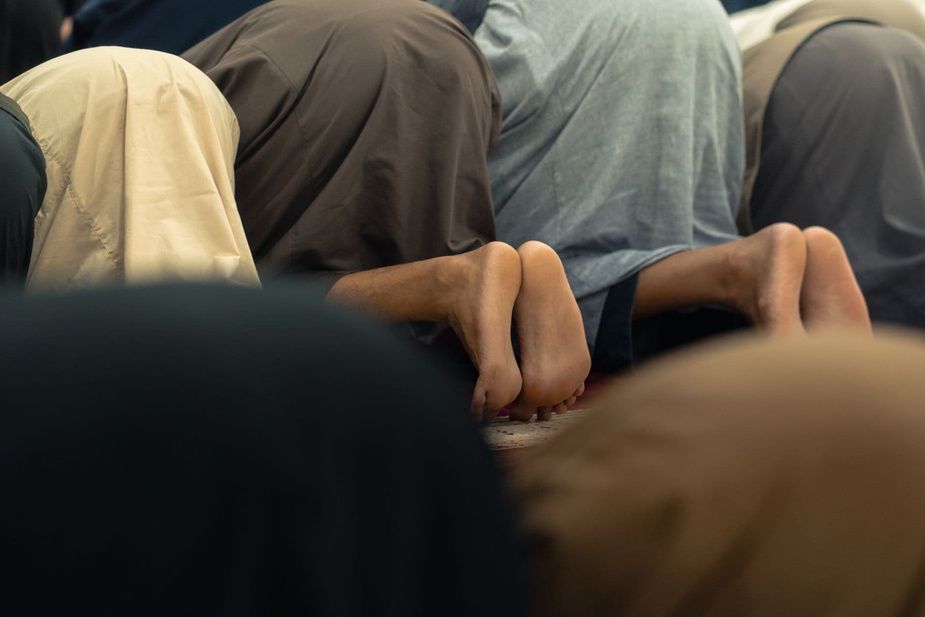 الزكاة والصدقات في الإسلام مقابل التبرعات الخيرية في المسيحية: مقارنة الأثر المجتمعي