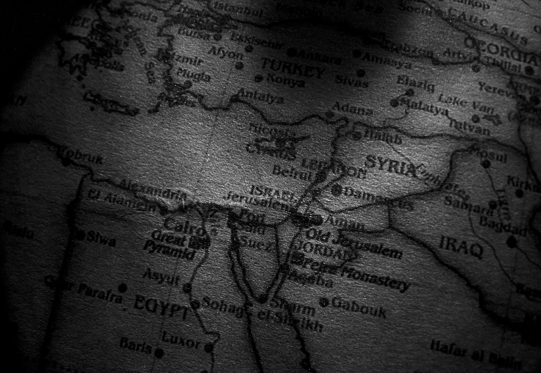 مقارنة بالأرقام: مؤشرات الاستقرار السياسي والأمني بين مصر والعراق