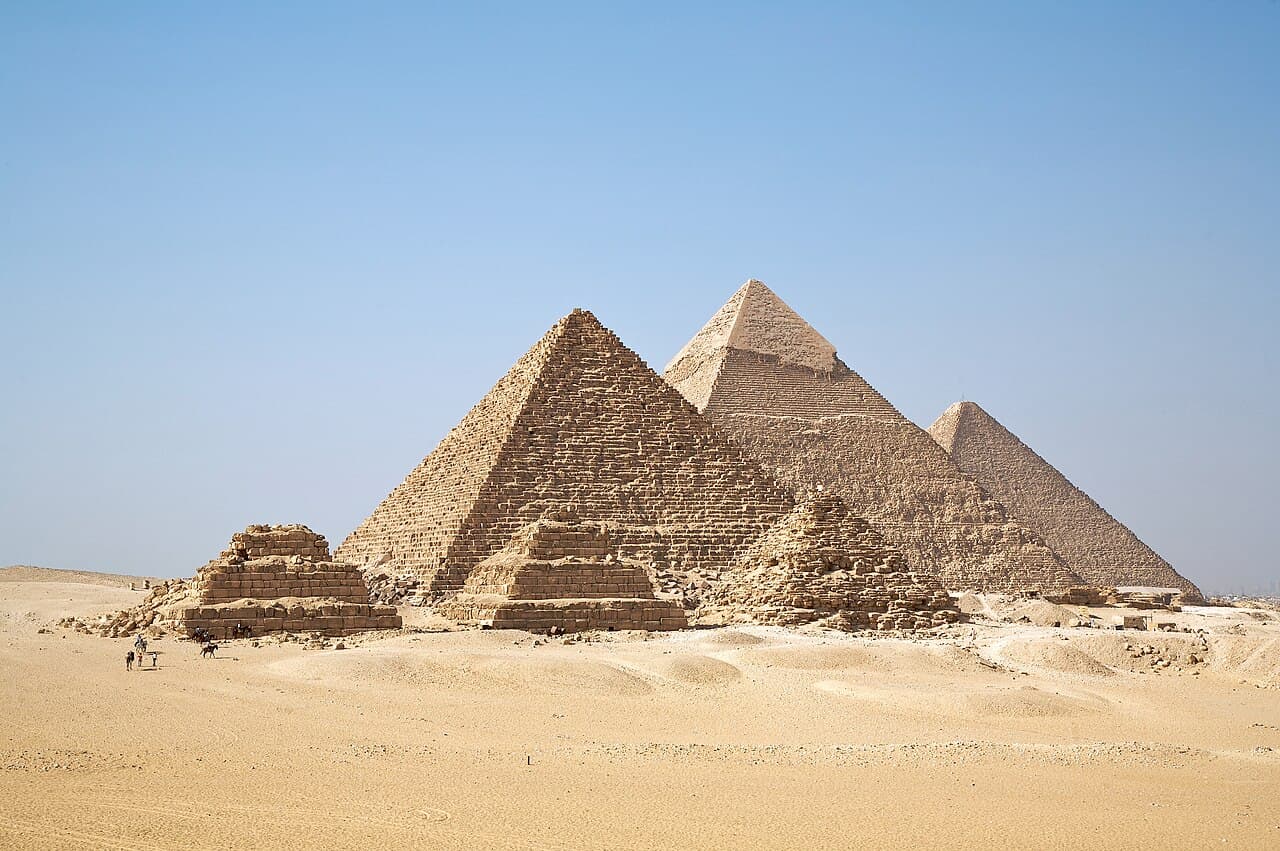 بناء الأهرامات المصرية بالأرقام — إرث حضاري خالد