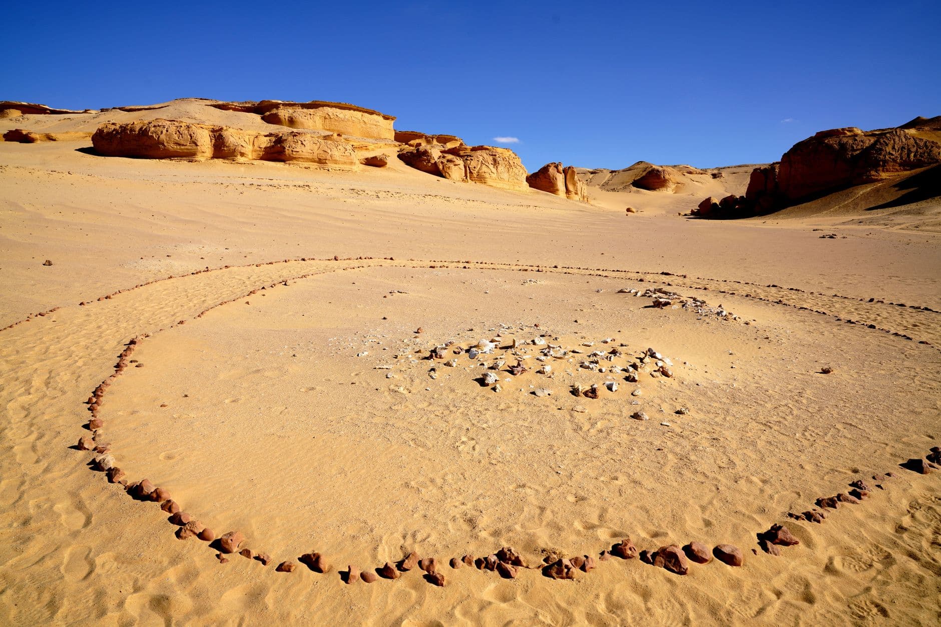 مصر تكتشف 280 دائرة حجرية بصحراء عطباي
