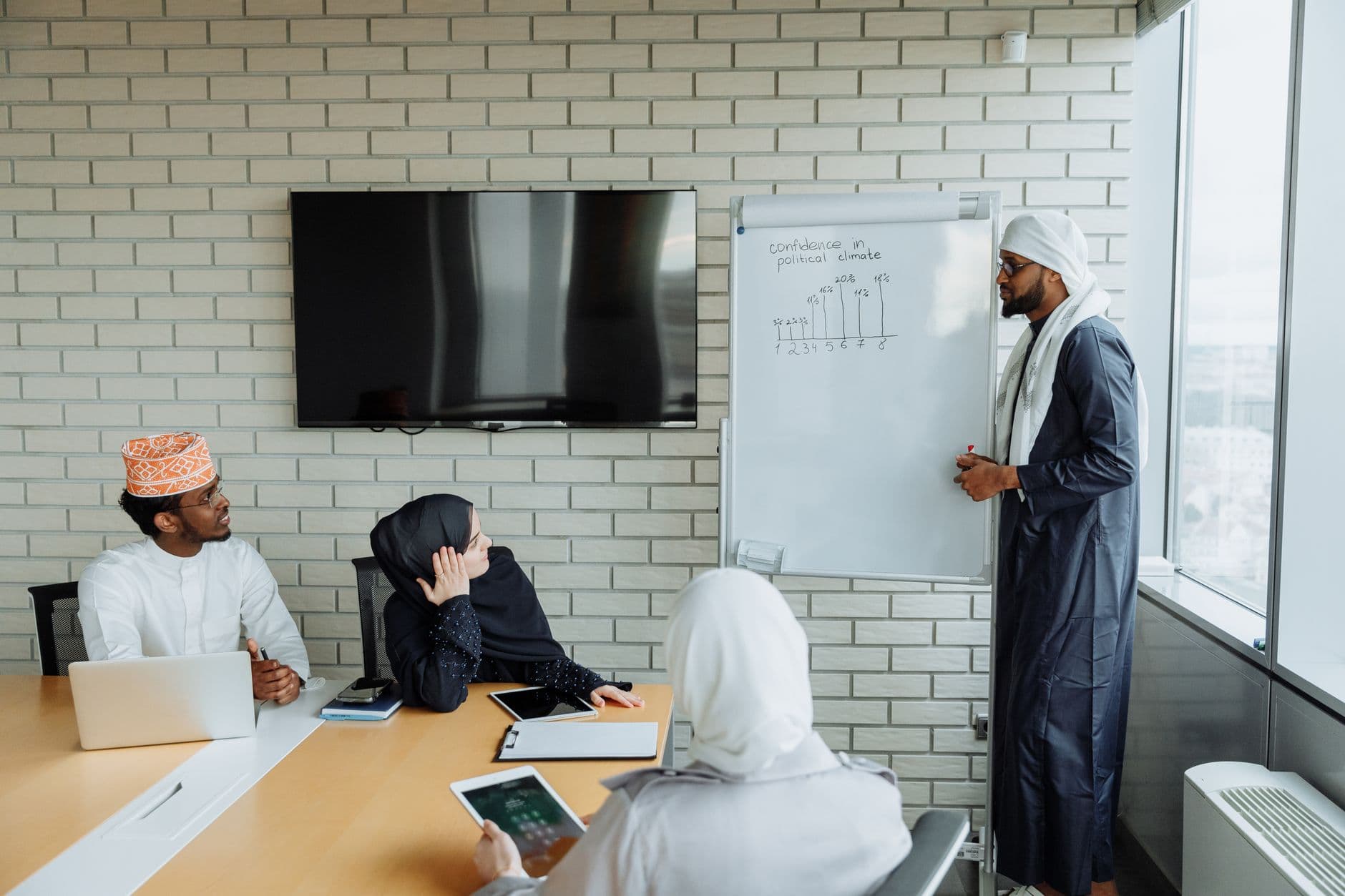 مؤشرات جودة التعليم الجامعي: برامج البكالوريوس المدمجة مقابل التقليدية في العالم العربي 2023