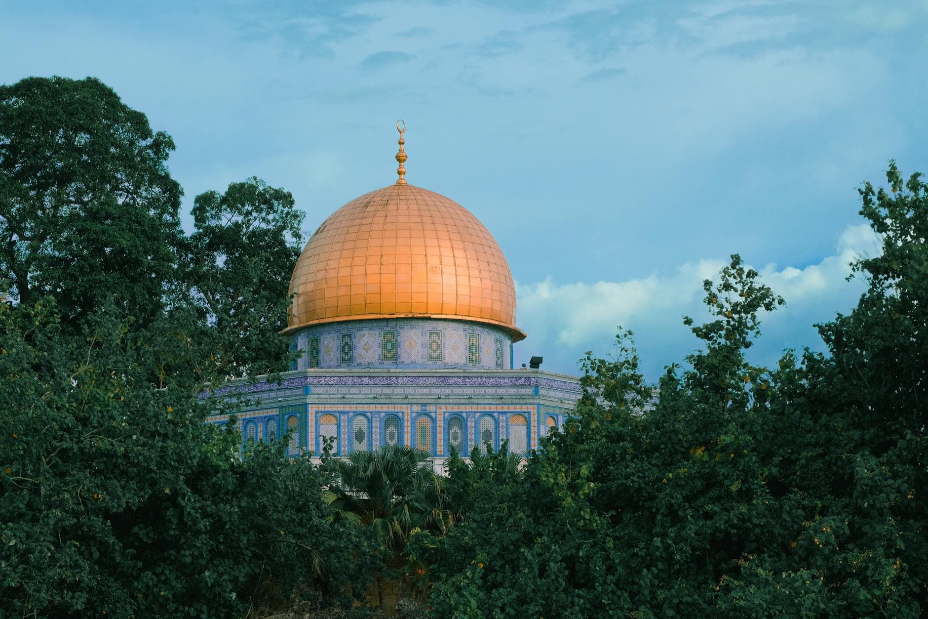الديانات الإبراهيمية الثلاث: مقارنة بالأرقام في المؤسسات الدينية والتأثير الحضاري