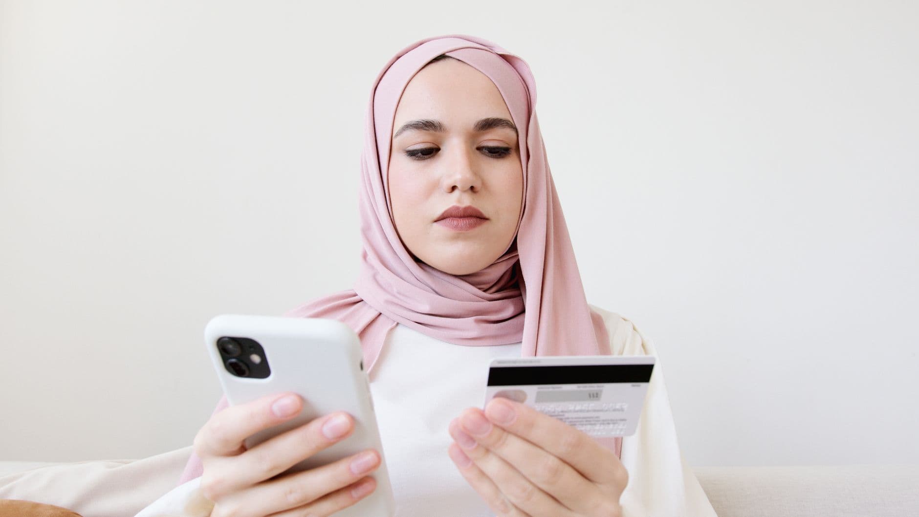 التسوق عبر الإنترنت مقابل التسوق التقليدي: أيهما يفضله المستهلك العربي؟