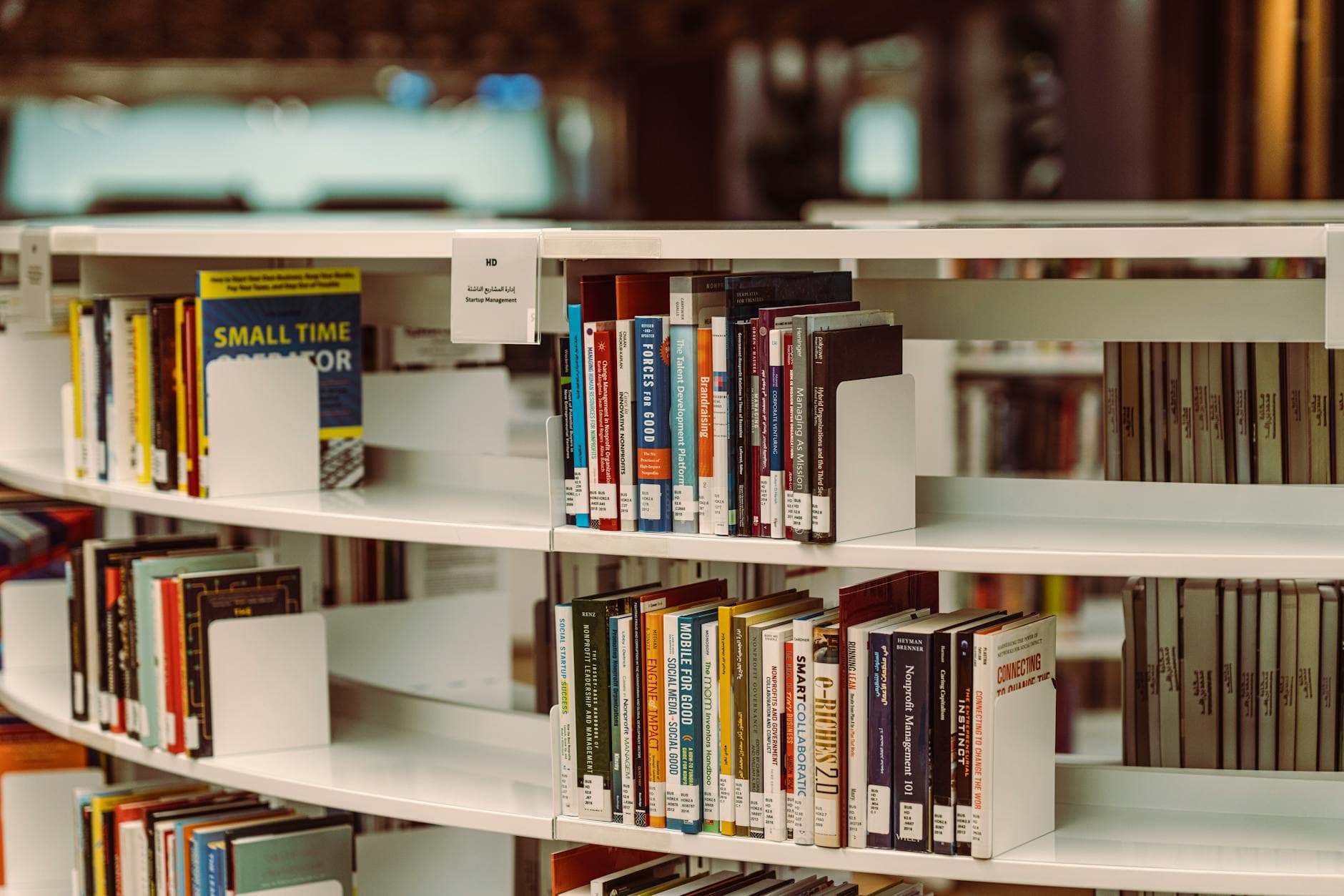 التوزيع الجغرافي لمشاريع الترجمة الثقافية: مقارنة عربية حول حركة إثراء المكتبات