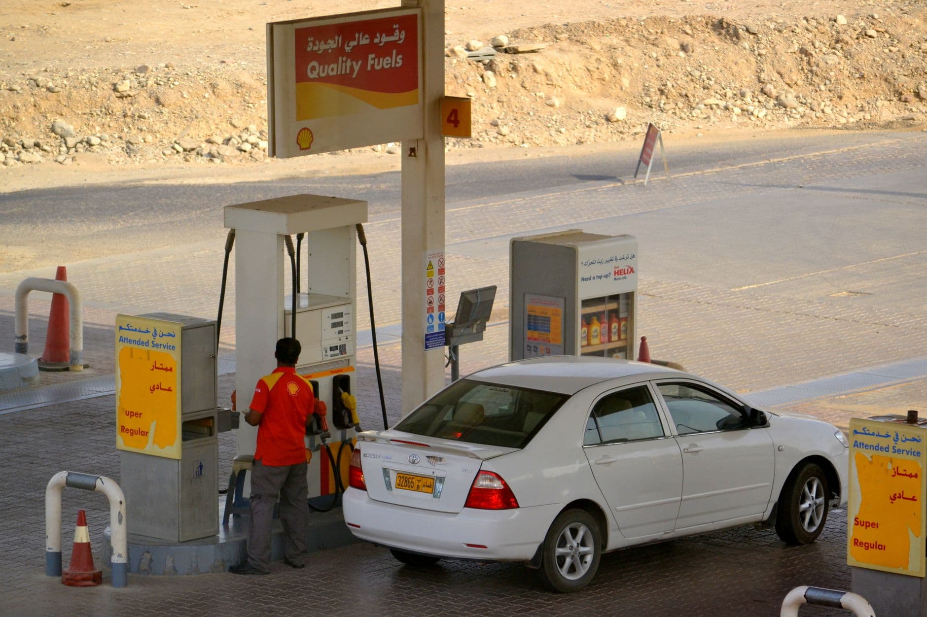 النفط يقفز 4% ومضيق هرمز يواجه خطر الإغلاق