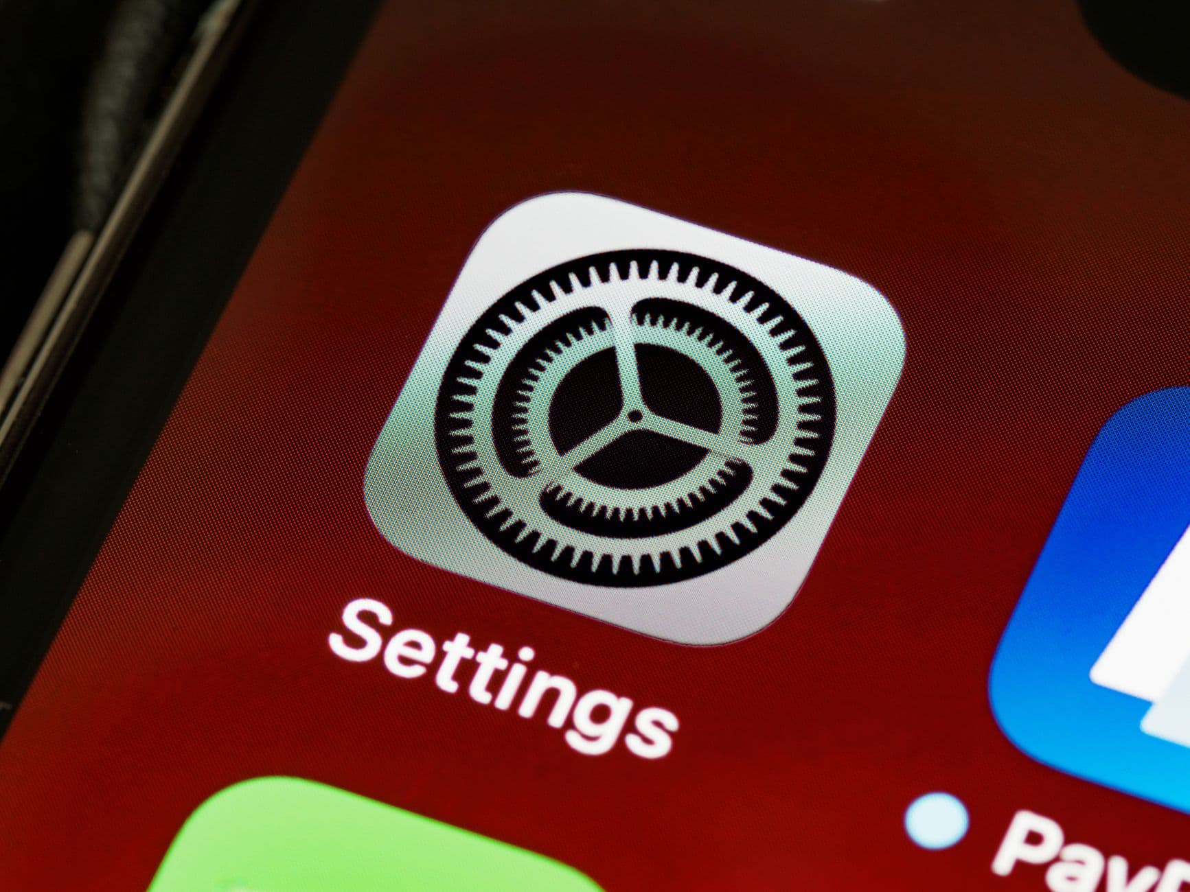 آبل تسرّع تحديثات iOS لمواجهة تهديدات الذكاء الاصطناعي