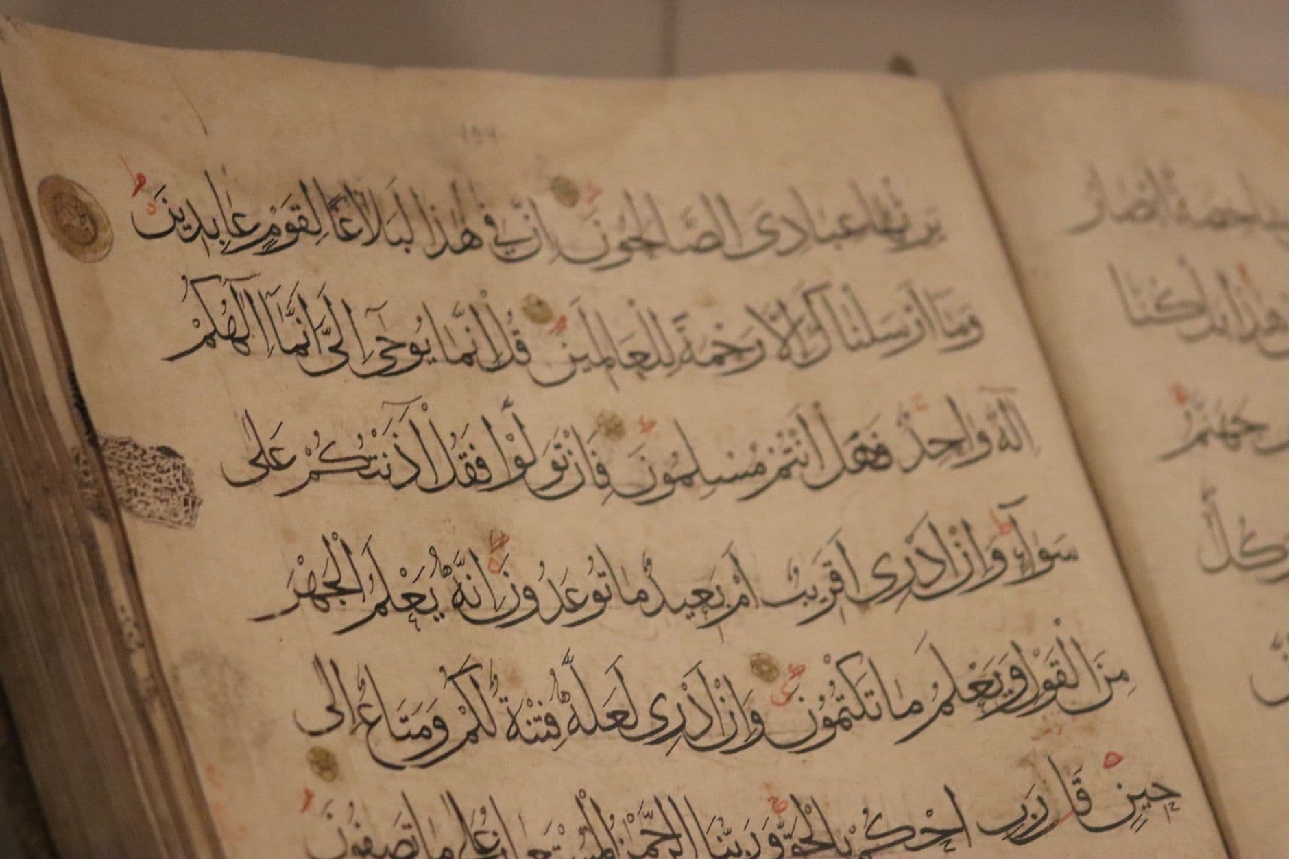 اكتشاف نقش عمر بن الخطاب بالمهد يوثق 1774 أثراً
