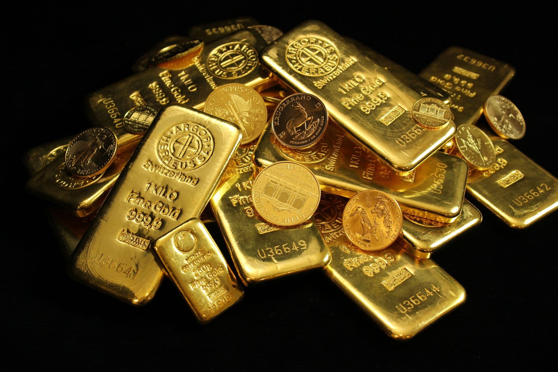 أسعار الذهب تقترب من 4335 دولاراً للأونصة