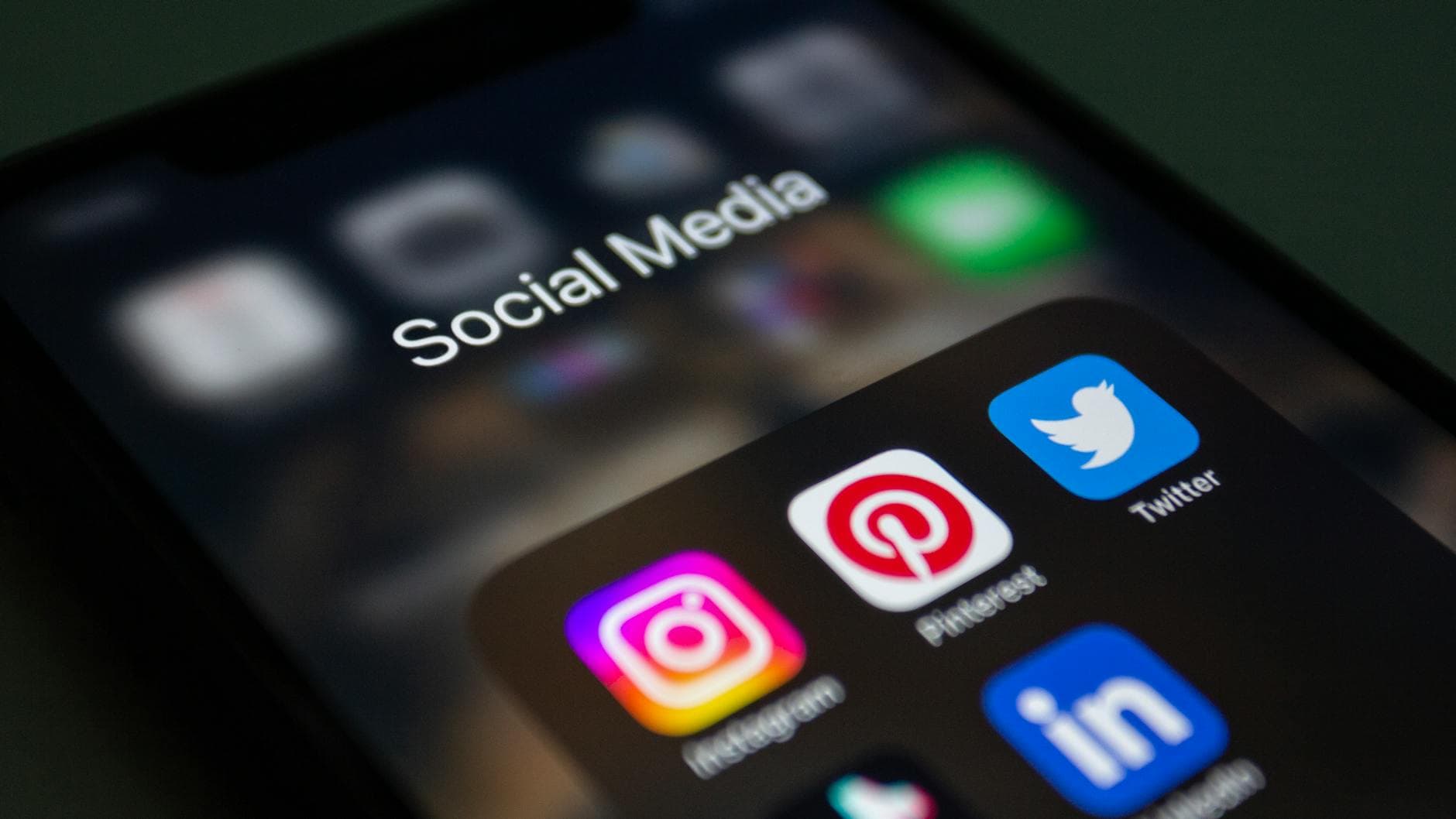 تاريخ وسائل التواصل الاجتماعي — من 1997 إلى 2024