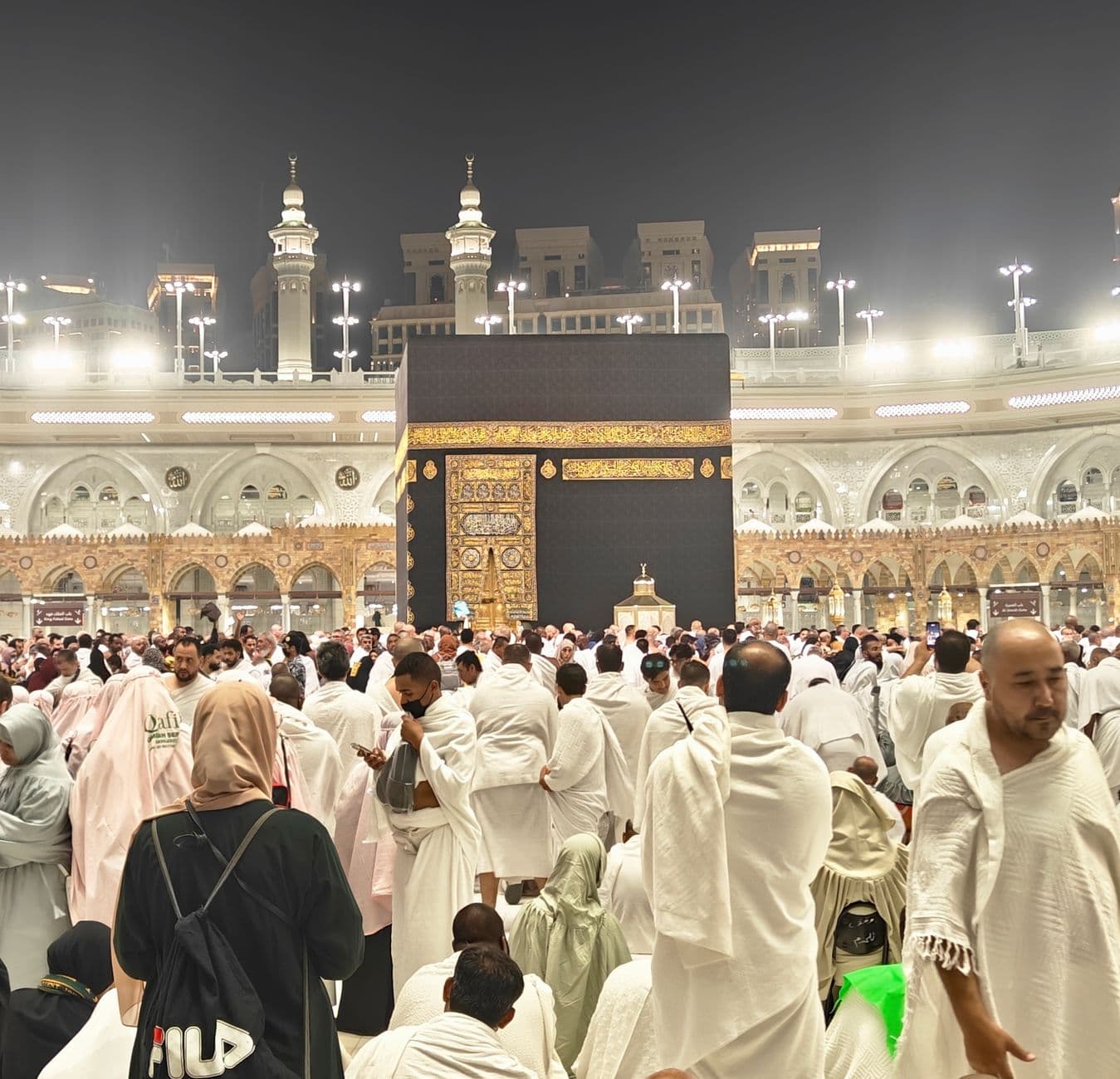 عدد الحجاج والمعتمرين: مقارنة بين أعداد المسلمين القادمين للحج والعمرة من دولتين إسلاميتين كبيرتين