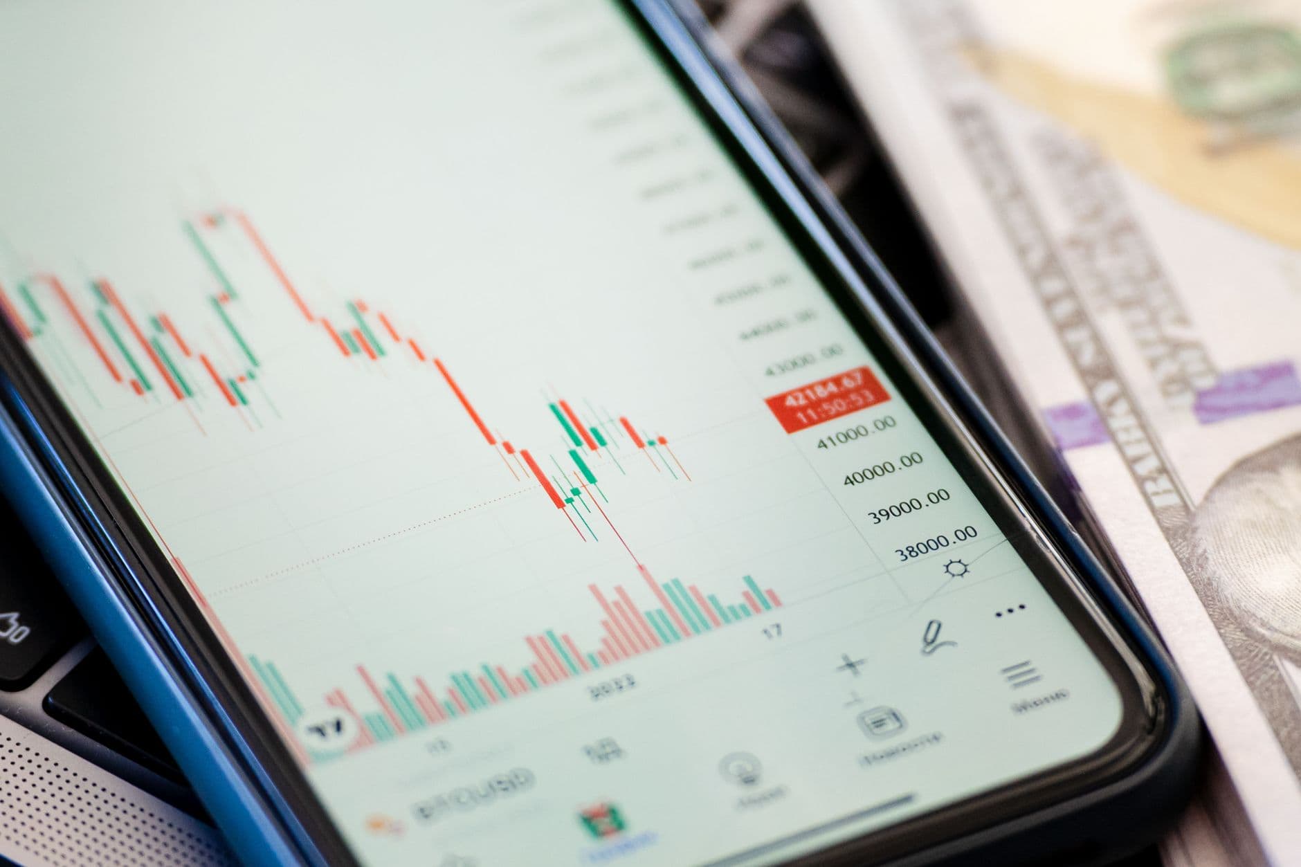 النفط الخام يقفز 5% مع انخفاض الاحتياطي الأمريكي