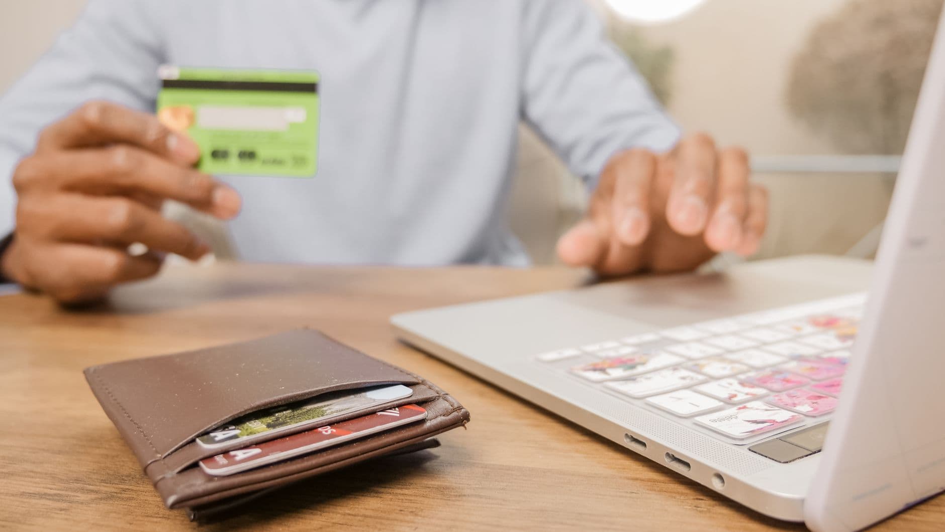 الإنفاق الإلكتروني السعودي يقفز 42% بالنصف الأول