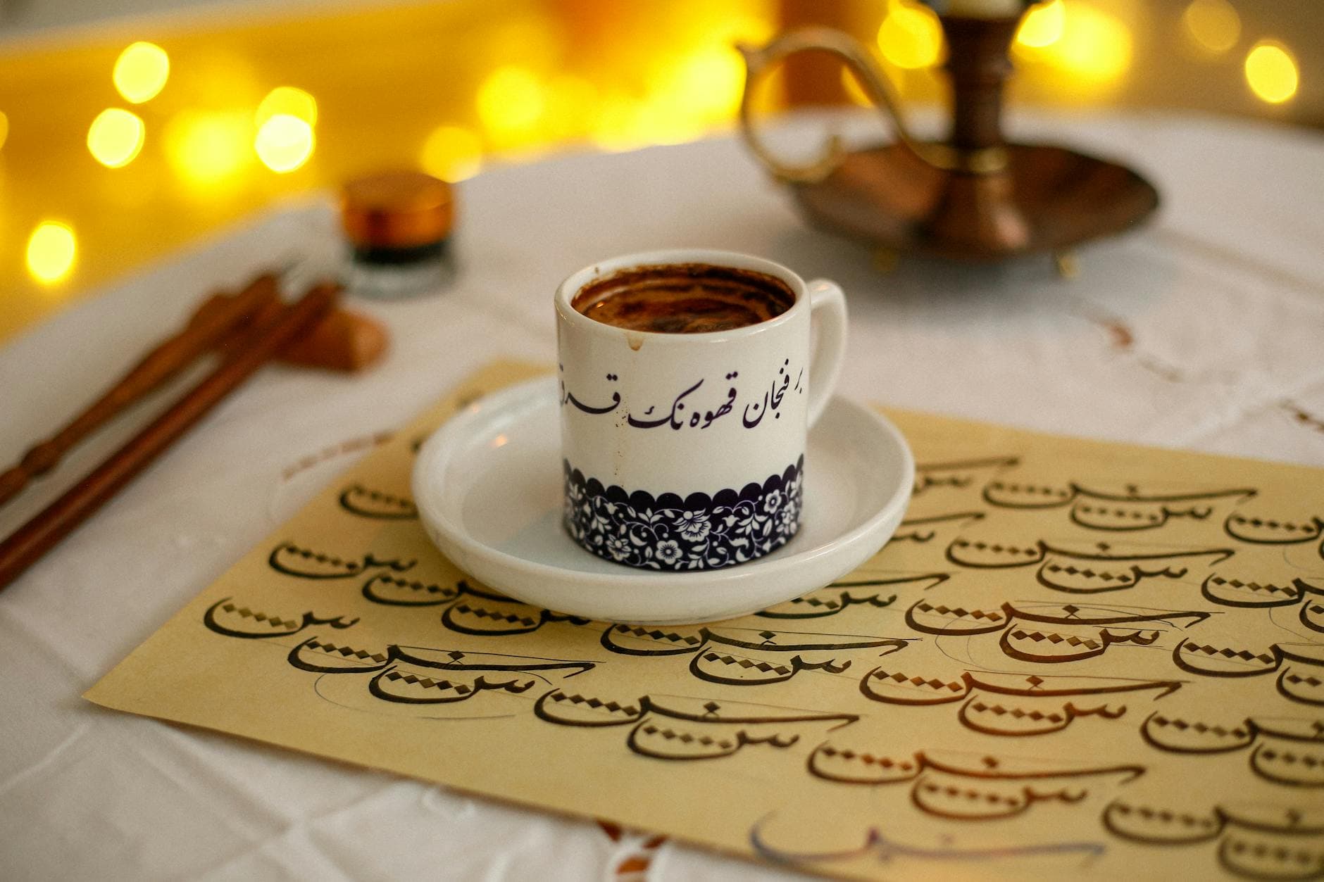 عادات القهوة العربية بالأرقام — من فنجان إلى ثقافة عالمية