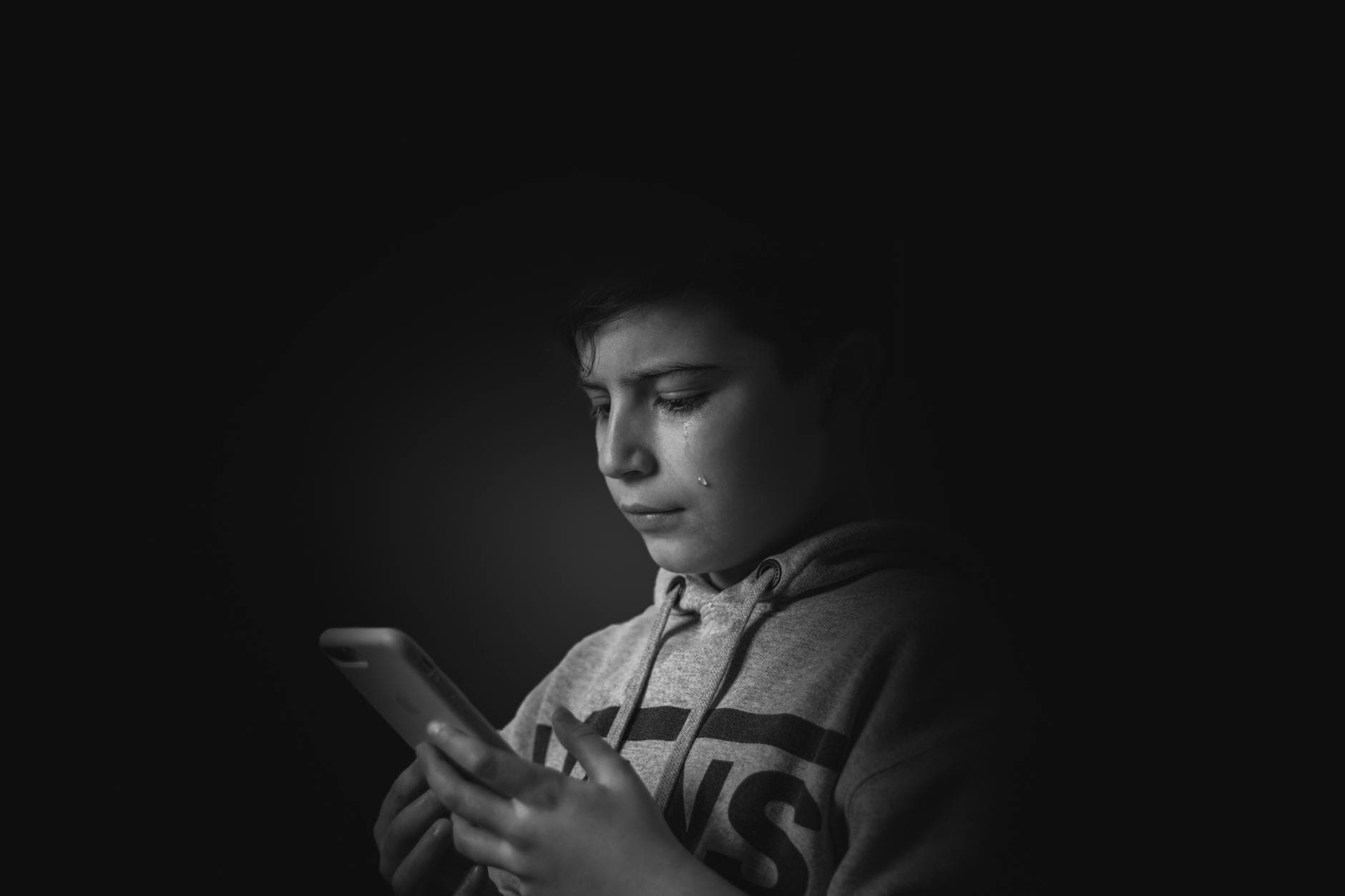 مناظرة: هل وسائل التواصل الاجتماعي تؤثر سلباً على الصحة النفسية للشباب؟