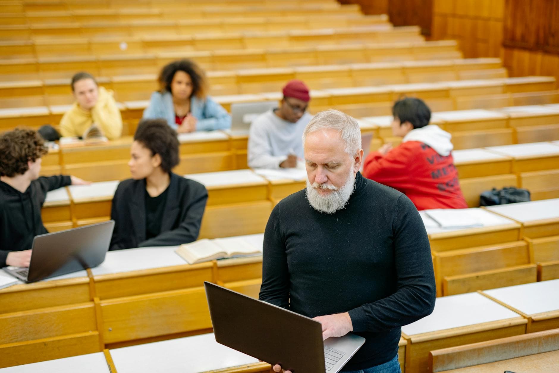 مستقبل التعليم العالي: هل يبقى الجامعات التقليدية صامدة؟ ثلاثة سيناريوهات