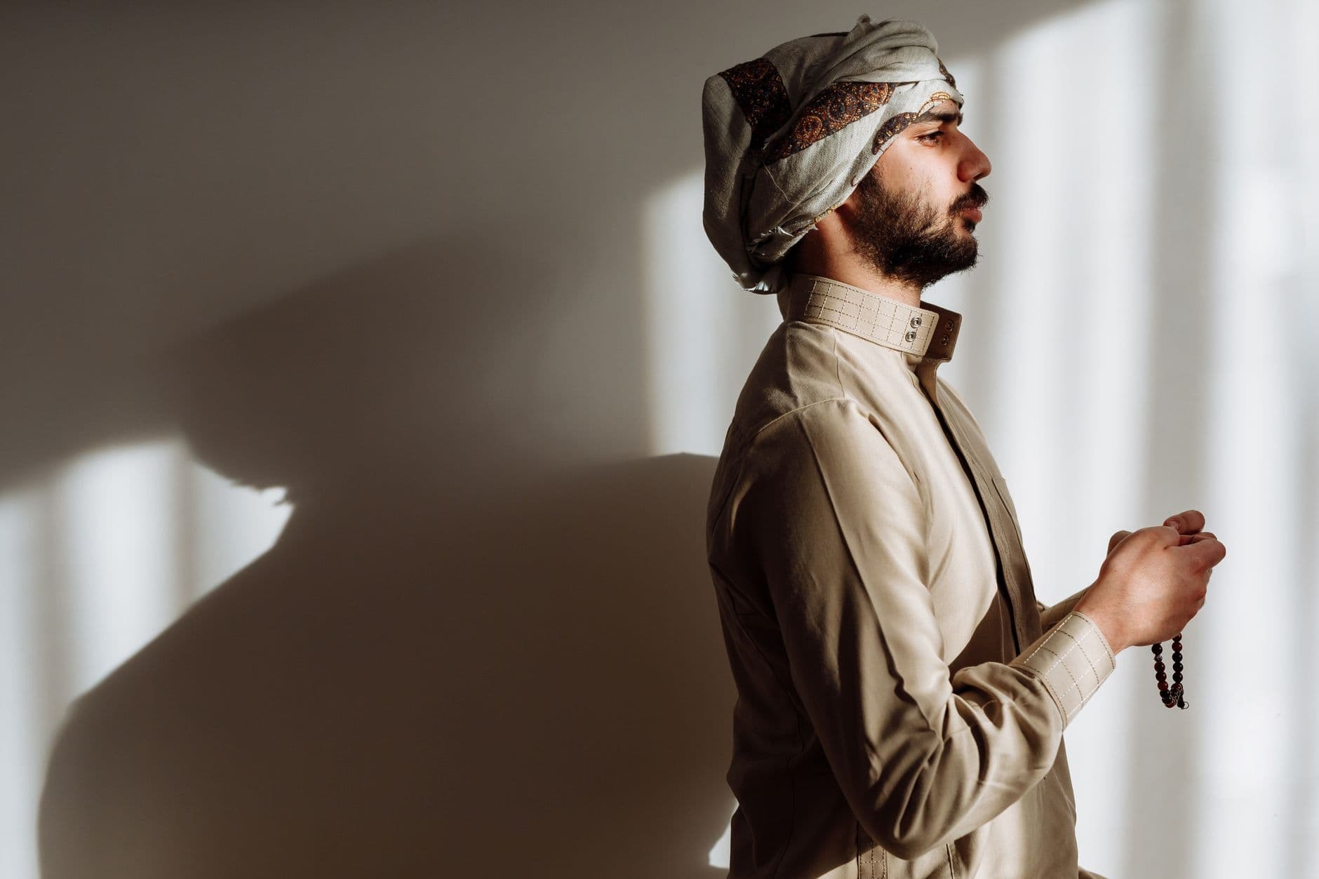 تاريخ الجمال والتجميل في العالم العربي: من الأصالة إلى العالمية (3500 ق.م - 2026)