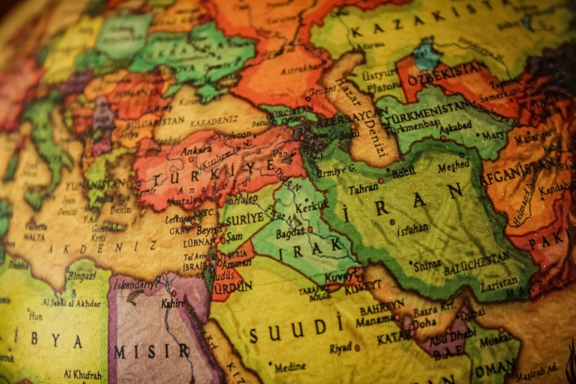 الهوية الثقافية والعولمة: مقارنة بين الشرق الأوسط وآسيا الشرقية بالأرقام