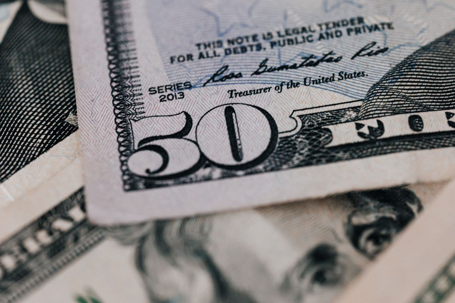 الولايات المتحدة تفرض رسومًا جمركية 50% على سلع كندية